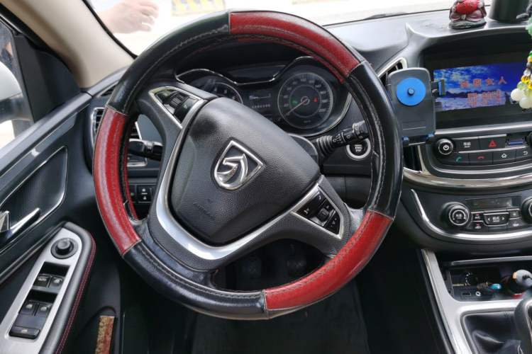 Used Baojun 560 2015 1.8L manual luxury version Steering Wheel