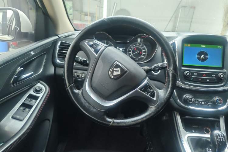 Used Baojun 560 2015 1.8L manual luxury version Steering Wheel