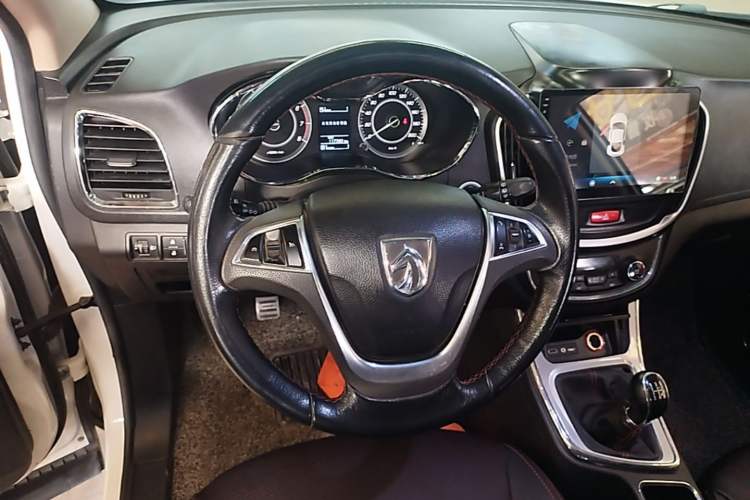 Used Baojun 560 2015 1.8L manual luxury version Steering Wheel