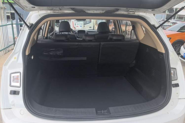 Used Baojun 560 2015 1.8L manual luxury version Trunk