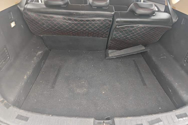 Used Baojun 560 2015 1.8L manual luxury version Trunk