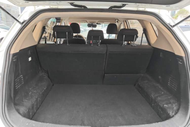 Used Baojun 560 2015 1.8L manual Comfort trim level Trunk