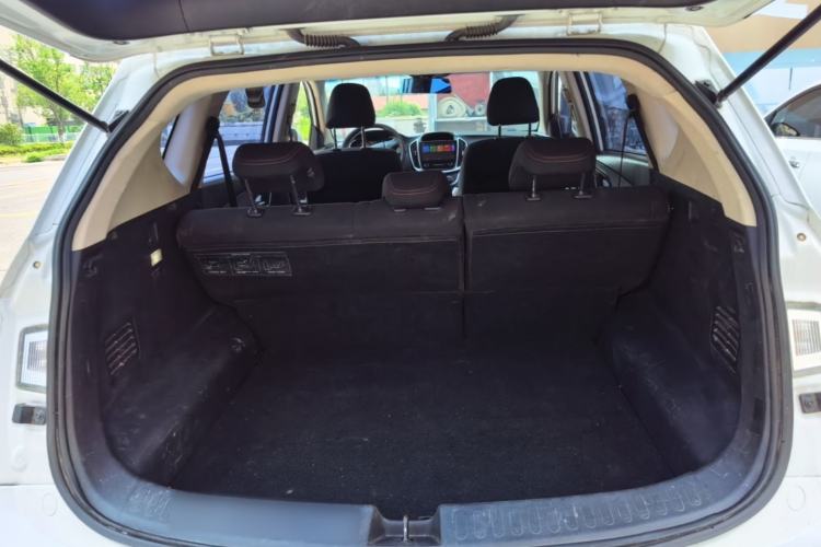 Used Baojun 560 2015 1.8L manual Comfort trim level Trunk