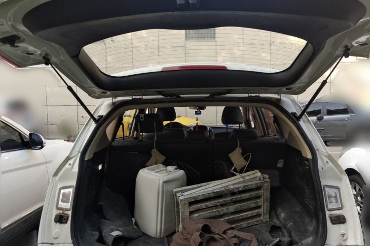 Used Baojun 560 2015 1.8L manual luxury version Trunk