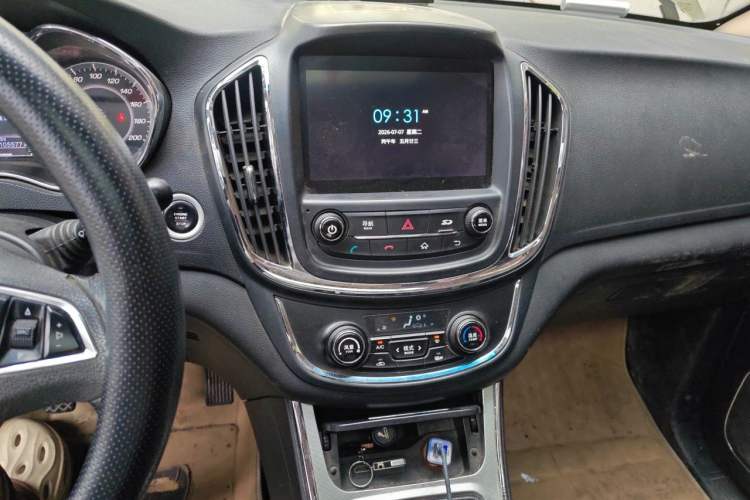 Used Baojun 560 2015 1.8L manual luxury version Audio And AC Panel