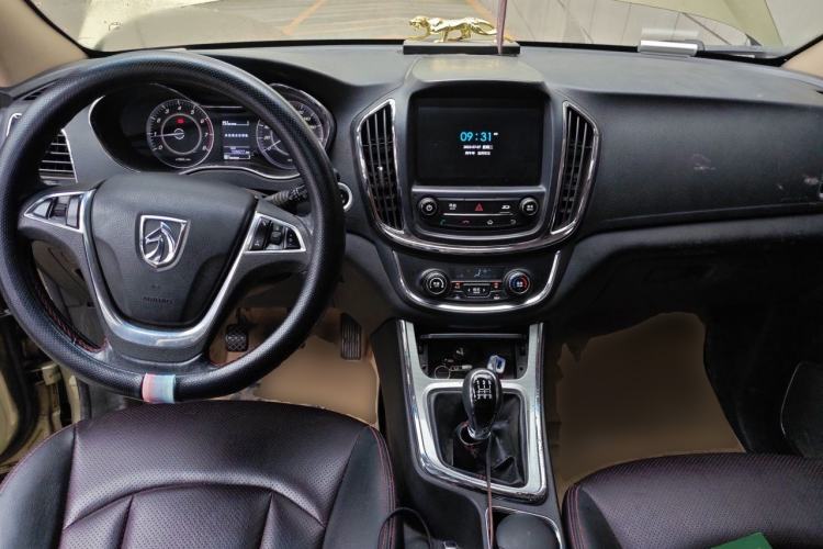Used Baojun 560 2015 1.8L manual luxury version Center Console