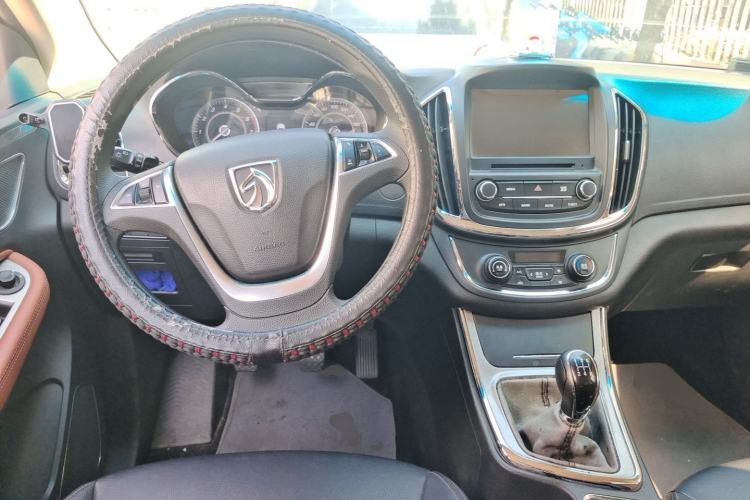 Used Baojun 560 2015 1.8L Manual Elite Edition Center Console