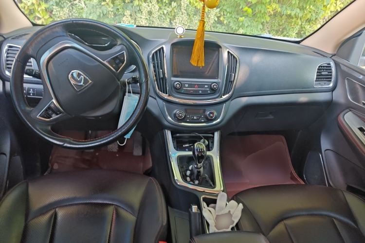 Used Baojun 560 2015 1.8L manual luxury version Center Console