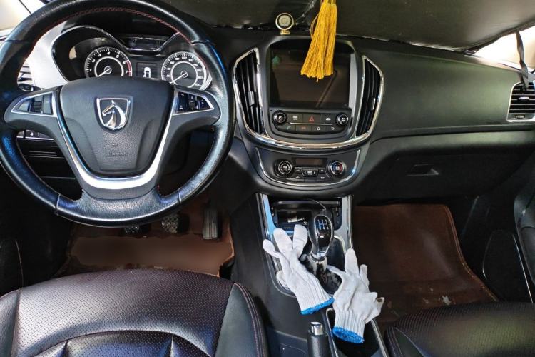 Used Baojun 560 2015 1.8L manual luxury version Center Console