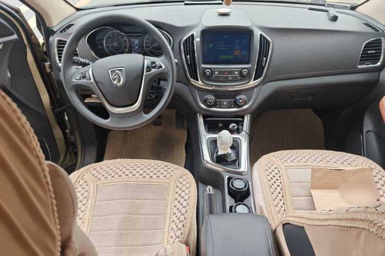 Used Baojun 560 2015 1.8L Manual Elite Edition Center Console