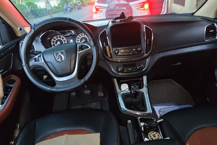 Used Baojun 560 2015 1.8L Manual Elite Edition Center Console