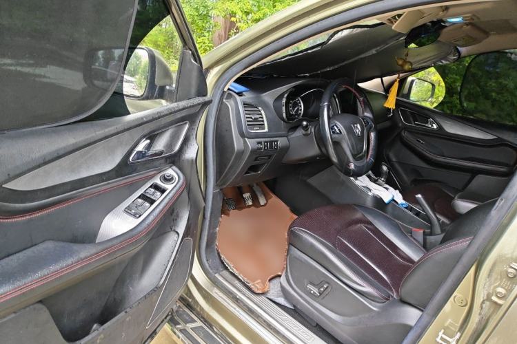 Used Baojun 560 2015 1.8L manual luxury version Driver Seat