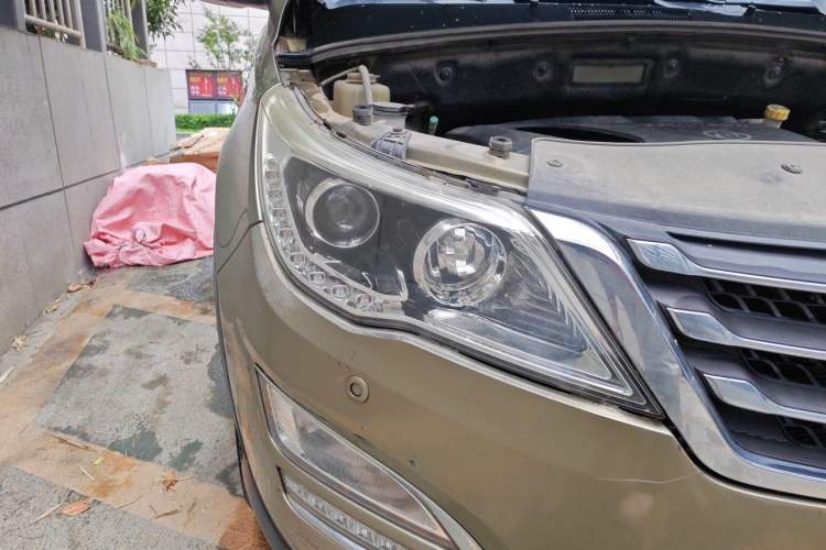 Used Baojun 560 2015 1.8L manual luxury version Right Front Headlight