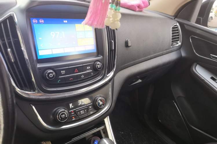 Used Baojun 560 2016 1.8L iAMT Luxury Model Audio And AC Panel