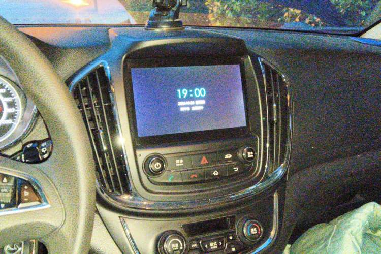 Used Baojun 560 2016 1.8L Manual Elite Edition Audio And AC Panel