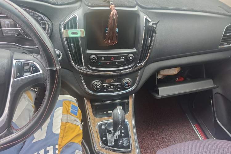 Used Baojun 560 2016 1.8L iAMT Luxury Model Audio And AC Panel