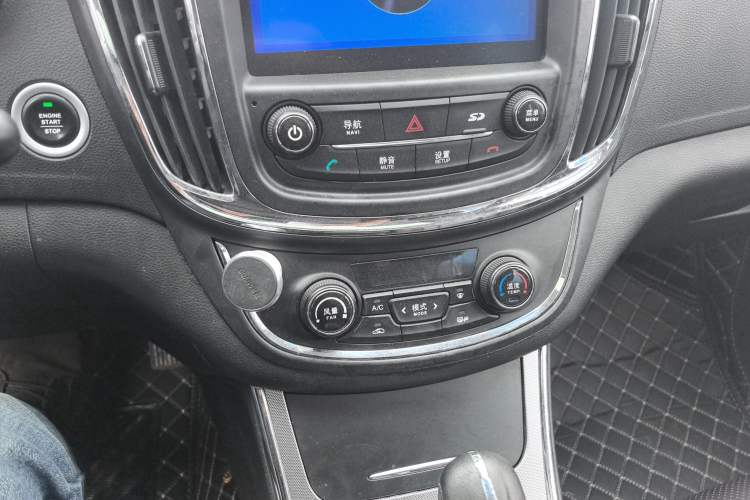 Used Baojun 560 2016 1.8L iAMT Luxury Model Audio And AC Panel