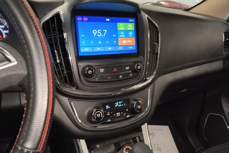 Used Baojun 560 2016 1.8L iAMT Luxury Model Audio And AC Panel