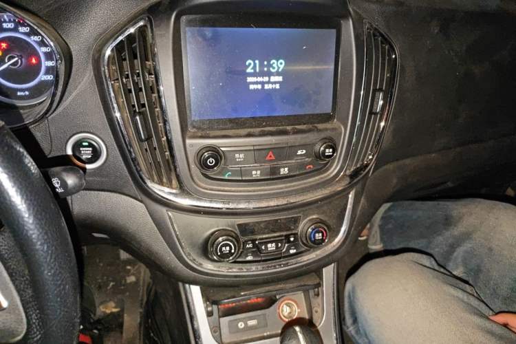 Used Baojun 560 2016 1.8L iAMT Luxury Model Audio And AC Panel