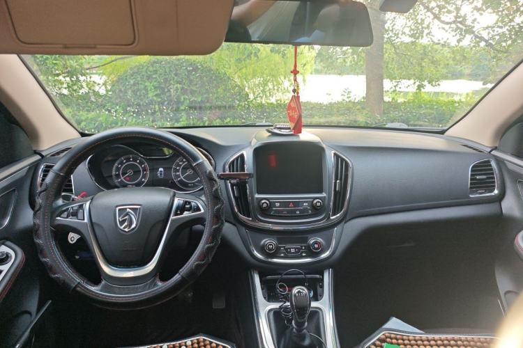 Used Baojun 560 2016 1.8L Manual Luxury Edition Center Console