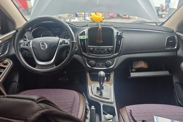 Used Baojun 560 2016 1.8L iAMT Luxury Model Center Console
