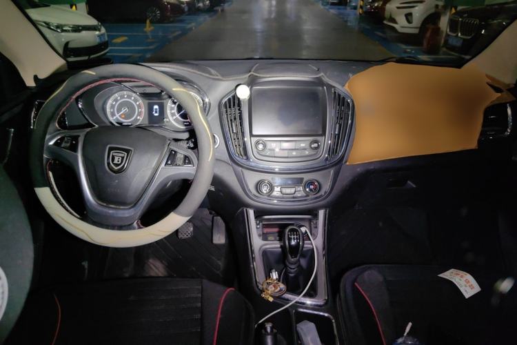 Used Baojun 560 2016 1.5T Manual Luxury Model Center Console