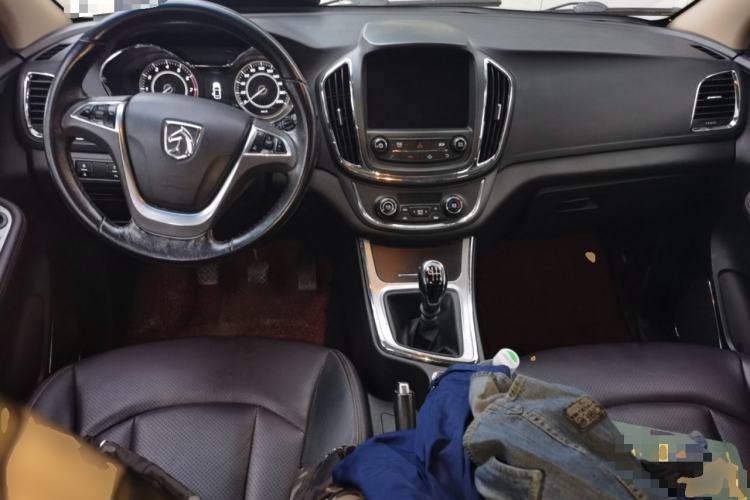 Used Baojun 560 2016 1.8L Manual Luxury Edition Center Console