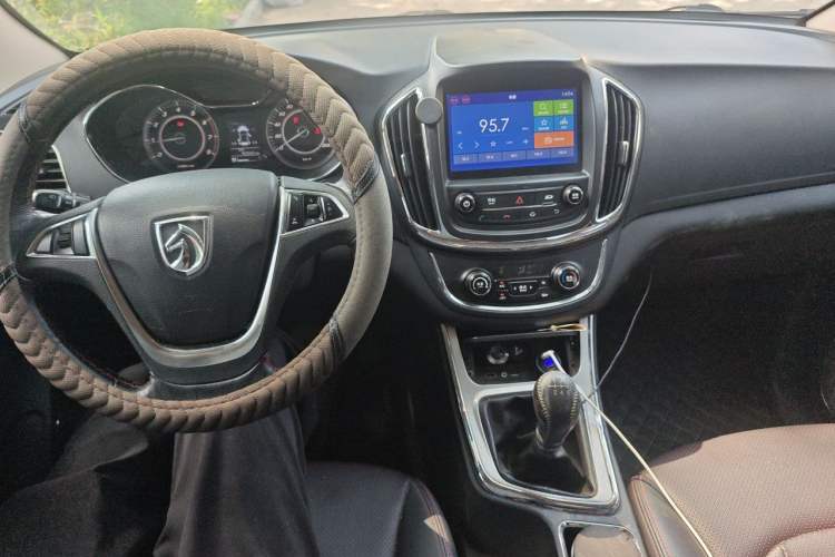 Used Baojun 560 2016 1.5T Manual Luxury Model Center Console
