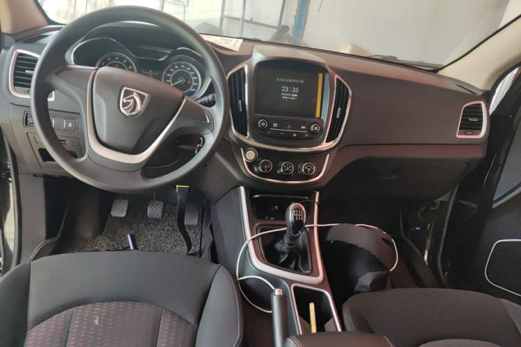 Used Baojun 560 2016 1.5T Manual Comfort Edition Center Console