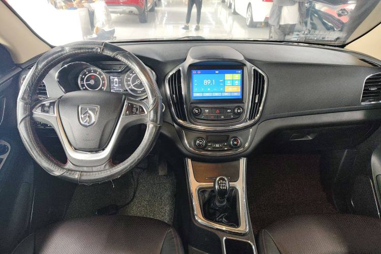 Used Baojun 560 2016 1.8L Manual Luxury Edition Center Console