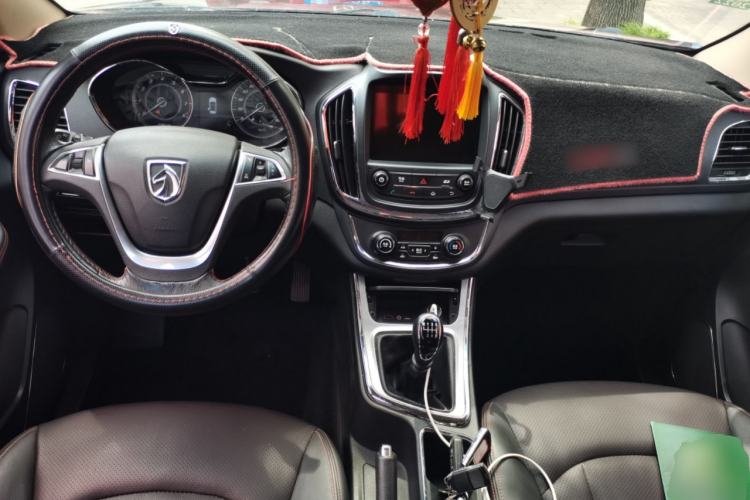 Used Baojun 560 2016 1.8L Manual Luxury Edition Center Console