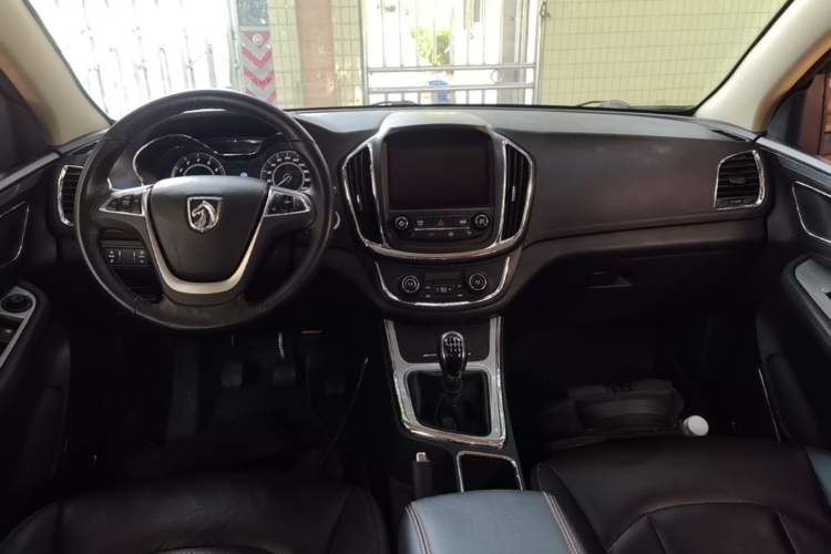 Used Baojun 560 2016 1.5T Manual Luxury Model Center Console