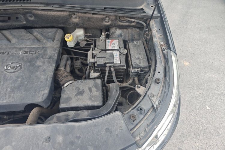 Used Baojun 560 2016 1.8L iAMT Luxury Model Engine Bay Left
