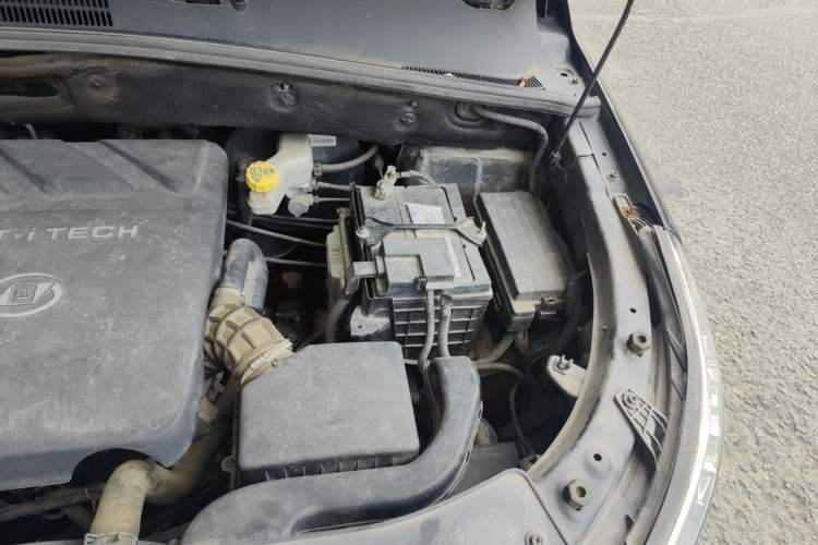 Used Baojun 560 2016 1.8L Manual Elite Edition Engine Bay Left