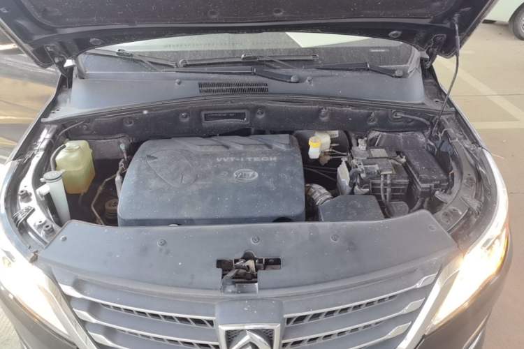 Used Baojun 560 2016 1.8L iAMT Elite Edition Engine Bay