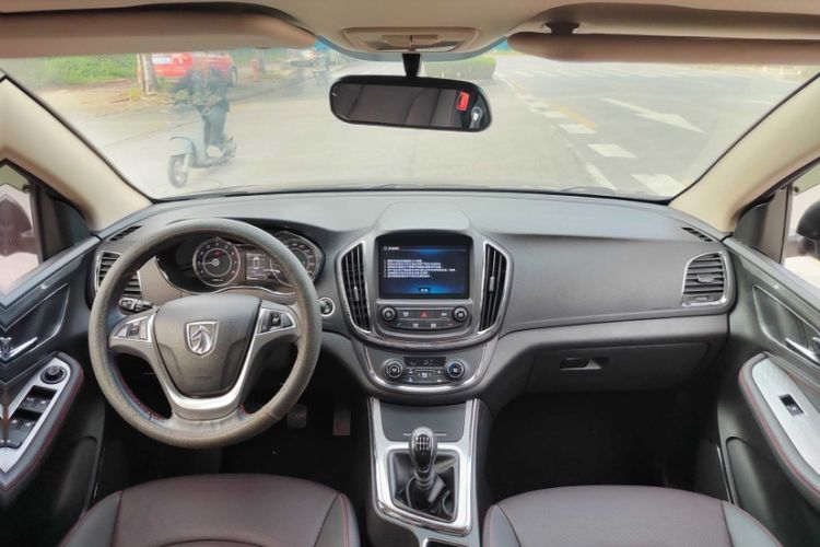 Used Baojun 560 2016 1.5T Manual Luxury Model Interior 1