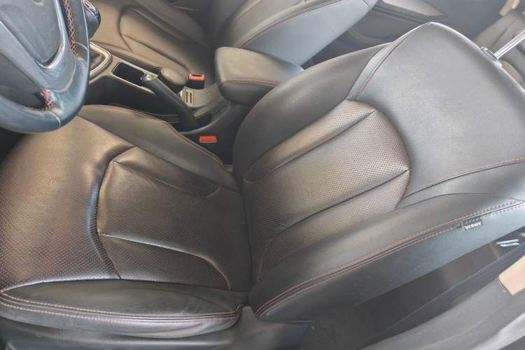 Used Baojun 560 2016 1.8L Manual Luxury Edition Interior 3
