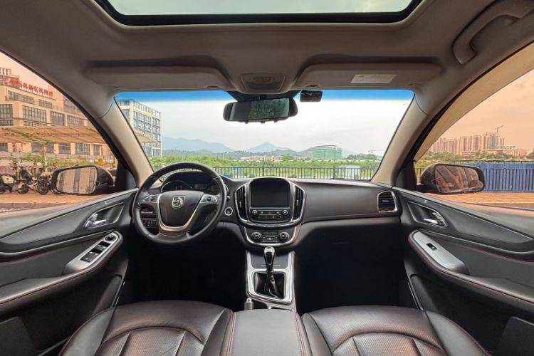 Used Baojun 560 2016 1.5T Manual Luxury Model Interior 3