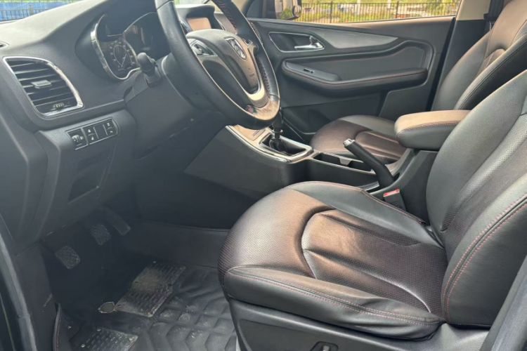 Used Baojun 560 2016 1.5T Manual Luxury Model Interior 4