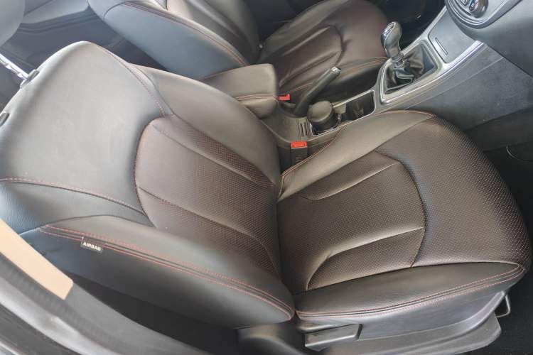 Used Baojun 560 2016 1.8L Manual Luxury Edition Interior 6