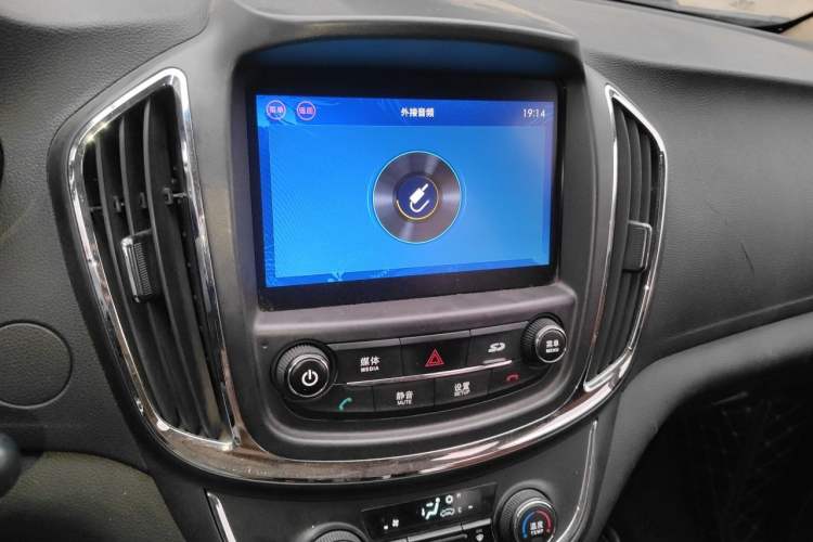 Used Baojun 560 2016 1.8L Manual Elite Edition Audio And AC Panel