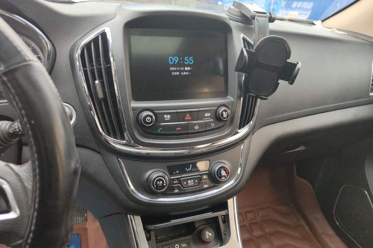 Used Baojun 560 2016 1.5T Manual Luxury Model Audio And AC Panel