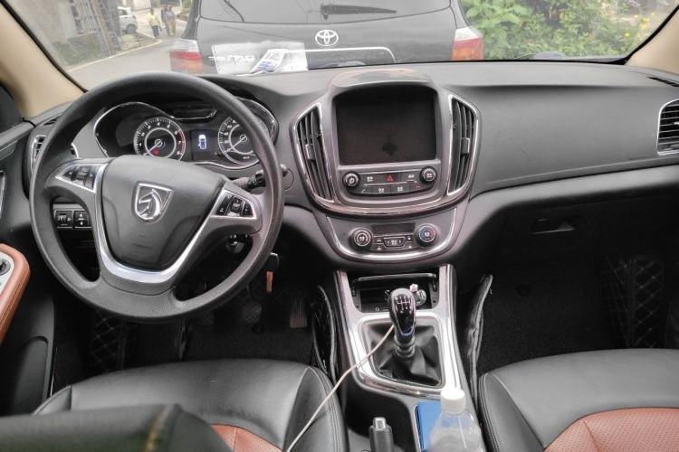 Used Baojun 560 2016 1.8L Manual Elite Edition Center Console