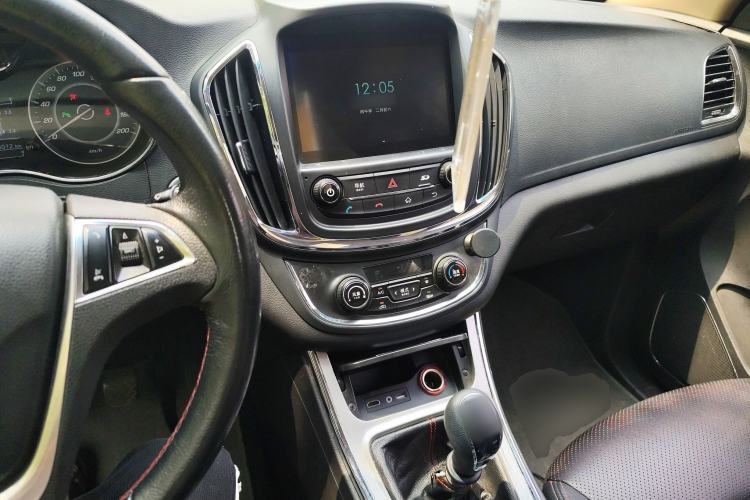 Used Baojun 560 2016 1.8L Manual Luxury Edition Center Console