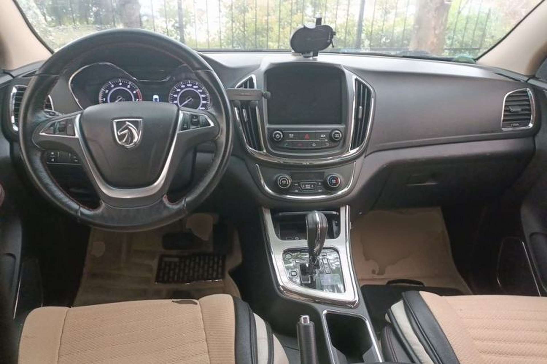 Used Baojun 560 2016 1.8L iAMT Luxury Model Center Console