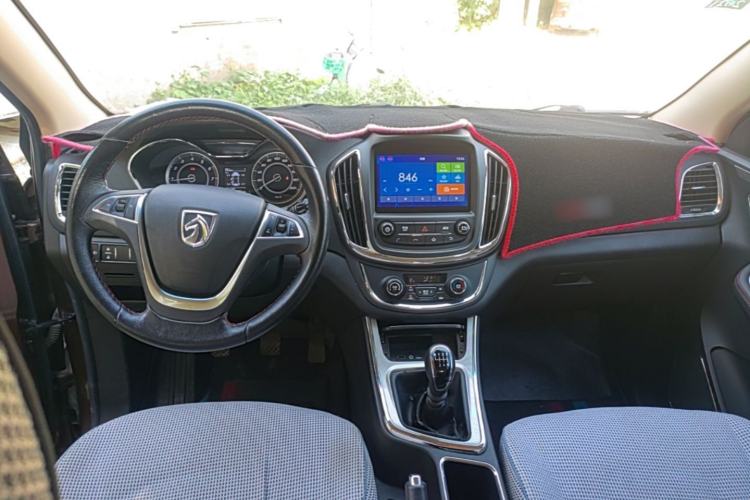 Used Baojun 560 2016 1.5T Manual Luxury Model Center Console