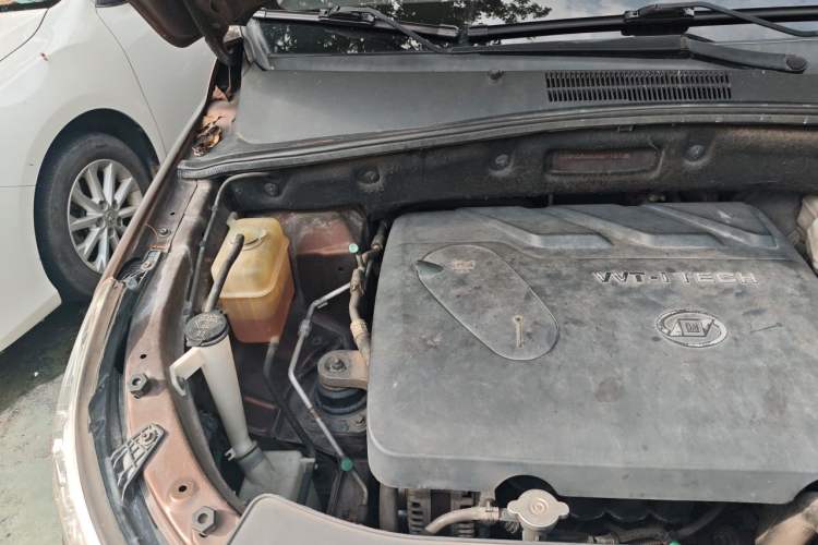 Used Baojun 560 2016 1.8L iAMT Elite Edition Engine Bay Right