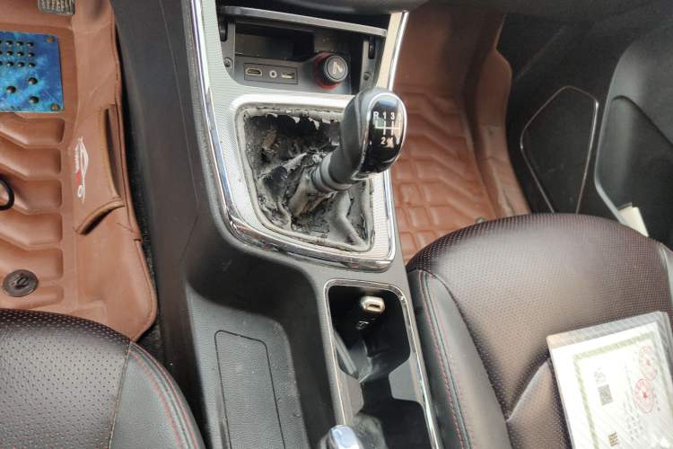 Used Baojun 560 2016 1.5T Manual Luxury Model Gear Lever