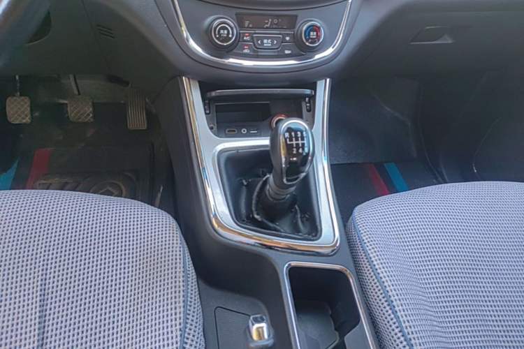 Used Baojun 560 2016 1.5T Manual Luxury Model Gear Lever