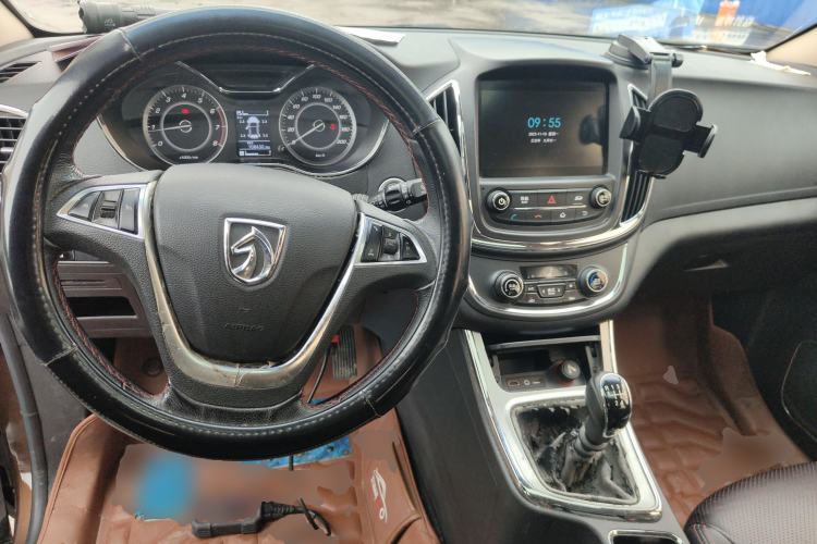 Used Baojun 560 2016 1.5T Manual Luxury Model Interior 2